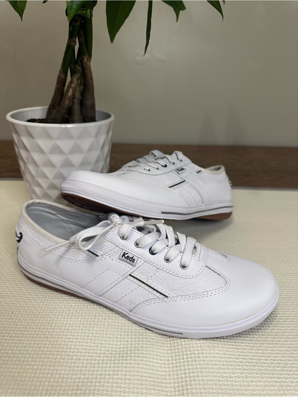 Keds Ortholite White Leather Navy Blue Trim Memory Sneakers for Women size 7.5
